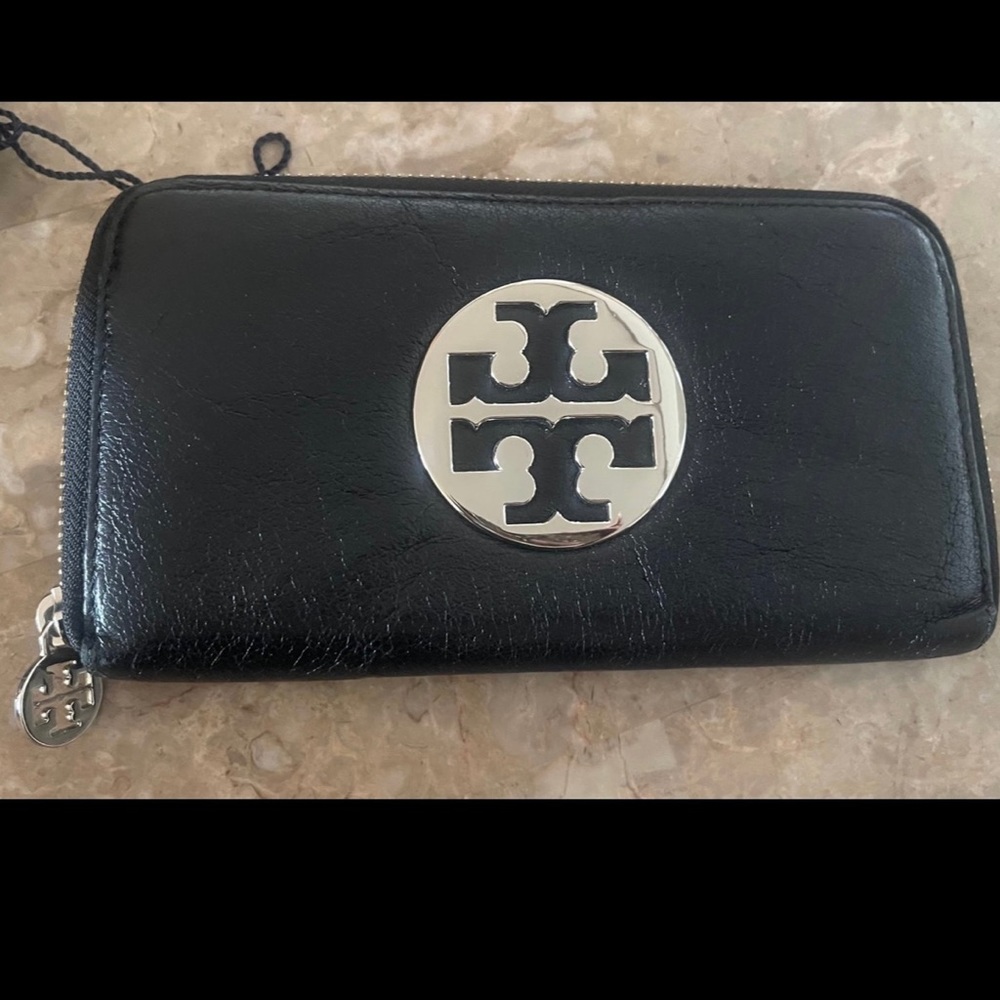 Tory Burch Reva Wallet in Black with silver hardware